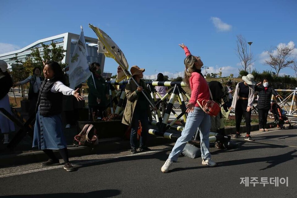 지난해 11월19일 민군복합형 관광미항(제주해군기지) 진입도로 개설 공사 현장에서 제주기후평화행진이 열렸다. (사진=제주기후평화행진 제공)