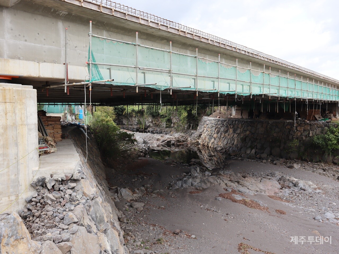 지난해 12월2일 제주 서귀포 민군복합형 관광미항(제주해군기지) 진입도로 개설 공사 현장을 찾았다. 사진은 강정천 벽을 새로 정비한 곳. 원래 하천벽보다 3~4m 안쪽으로 들어와서 정비가 돼 일부 주민들은 하천 범람의 원인으로 꼽고 있다. (사진=박지희 기자)
