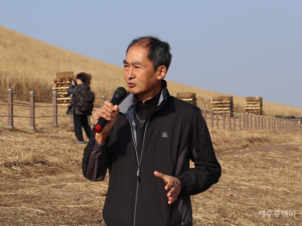 지난 4일 오후 제주시 애월읍 봉성리 새별오름 일대에서 제주기후평화행진이 '제주들불축제 취소'를 촉구하고 있다. (사진=조수진 기자)