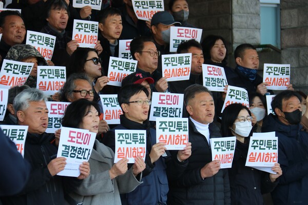 제주제2공항강행저지비상도민회의가 2일 제주도청 앞에서 기자회견을 열고 "오영훈 지사는 국토부에 제2공항 주민투표를 즉각 요구하라"고 촉구하고 있다.  (사진=박지희 기자)