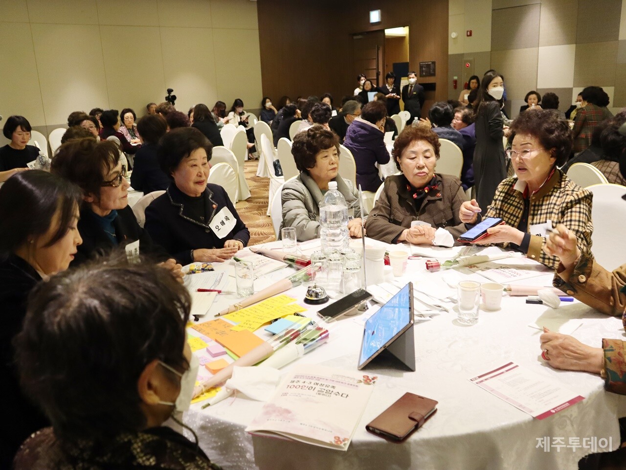 8일 오전 제주시 아스타호텔 3층에서 제주여성가족연구원과 제주4·3희생자유족부녀회가 공동으로 ‘제주4·3 여성유족 100인이 골암수다’ 포럼을 열고 있다. (사진=조수진 기자)