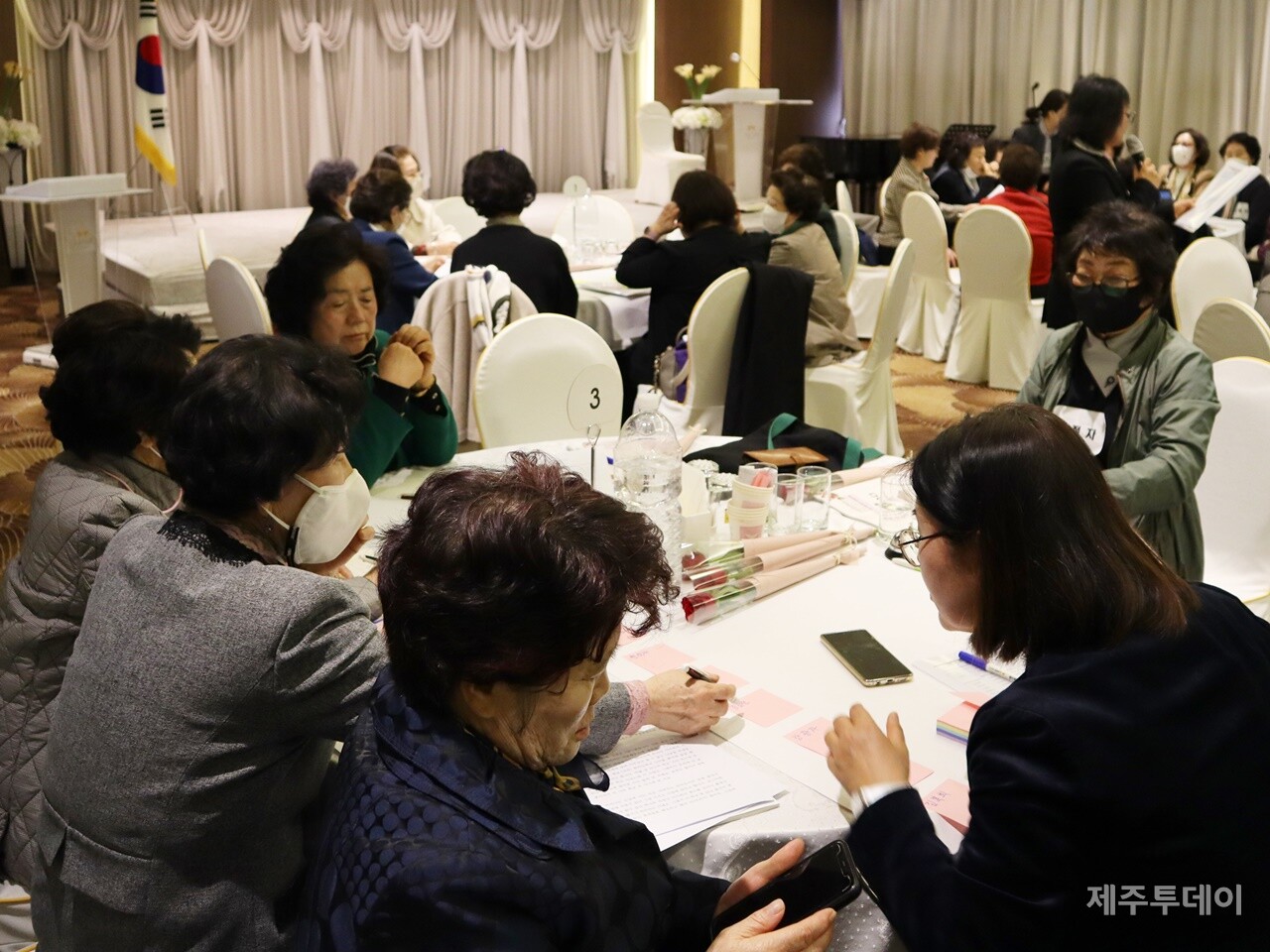 8일 오전 제주시 아스타호텔 3층에서 제주여성가족연구원과 제주4·3희생자유족부녀회가 공동으로 ‘제주4·3 여성유족 100인이 골암수다’ 포럼을 열고 있다. (사진=조수진 기자)