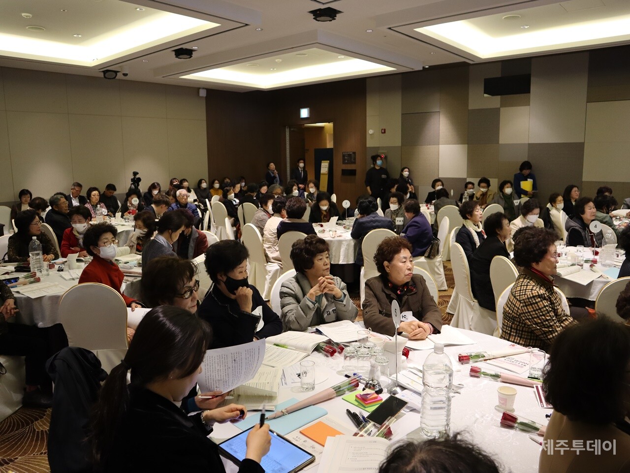 8일 오전 제주시 아스타호텔 3층에서 제주여성가족연구원과 제주4·3희생자유족부녀회가 공동으로 ‘제주4·3 여성유족 100인이 골암수다’ 포럼을 열고 있다. (사진=조수진 기자)