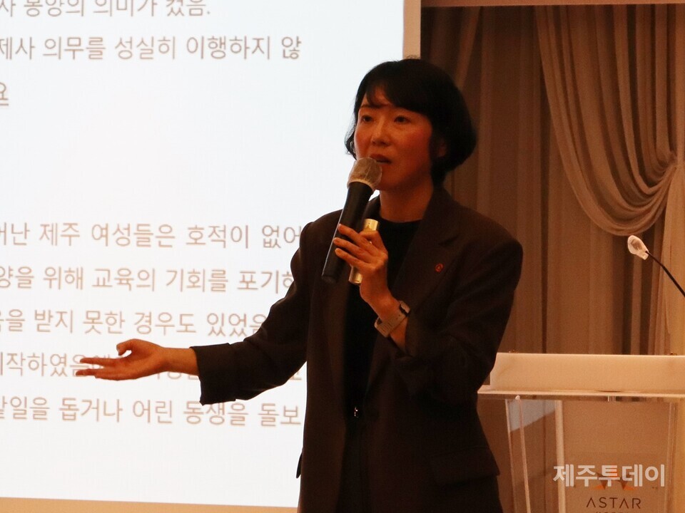 8일 오전 제주시 아스타호텔 3층에서 제주여성가족연구원과 제주4·3희생자유족부녀회가 공동으로 ‘제주4·3 여성유족 100인이 골암수다’ 포럼을 열었다. 강경숙 전 연구위원이 주제 발표를 하고 있다. (사진=조수진 기자)