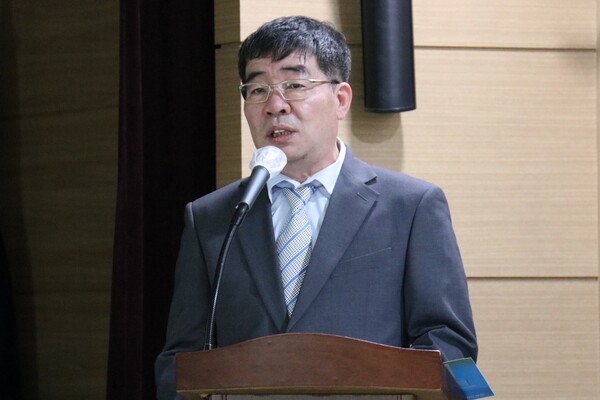 제주도의회 양병우 의원과 '알뜨르·송악산평화대공원 추진위원회'는 지난 10일 제주도의회 대회의실에서 '알뜨르.송악산 평화대공원 추진을 위한 포럼'을 개최한 가운데, 강태권 추진위 사무국장이 주제발표를 하고 있다. (사진=박지희 기자)