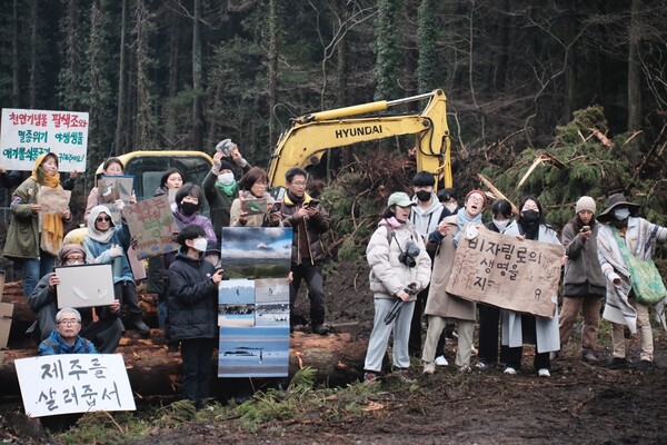 환경단체 '비자림로를 지키기 위해 뭐라도 하려는 시민들'은 지난 지난 1월 14일 오후 1시30분 제주시 구좌읍 송당리 소재 비자림로 확.포장공사 현장에서 시민합창을 진행했다. 사진은 기사와 직접 관련 없음. (사진='비자림로를 지키기 위해 뭐라도 하려는 시민들' 제공)