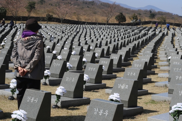 제74주년 4·3희생자 추념식이 3일 오전 10시 제주4·3평화공원 위령제단과 추념광장에서 봉행된 가운데 유족이 행방불명인표석을 바라보며 사색에 잠겨 있다. (사진=박지희 기자)