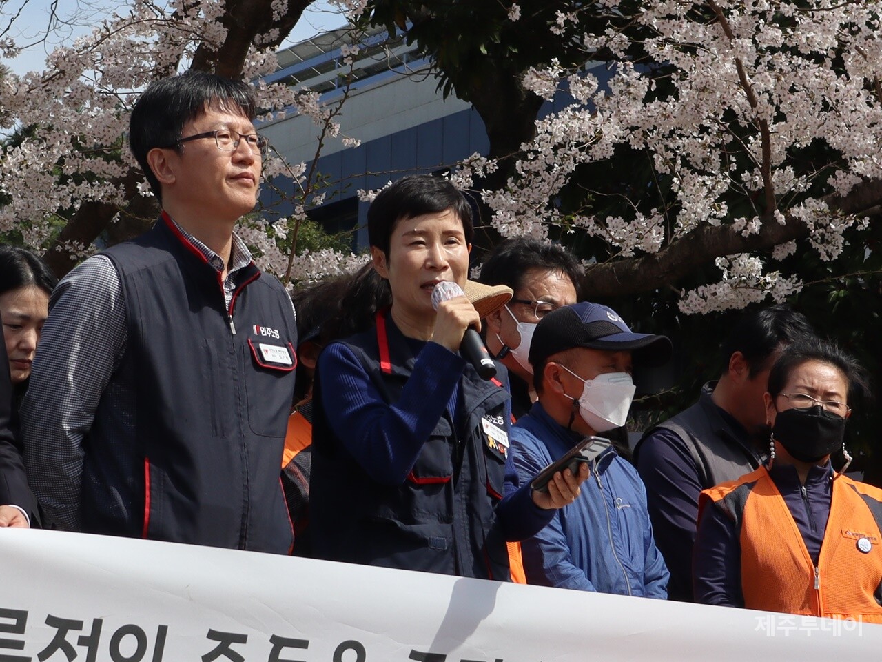 31일 오후 제주대학교 학생회관 앞 한라터에서 제주 시민사회가 기자회견을 열어 “학살자 서북청년단은 패륜적인 준동을 즉각 중단하라”고 외치고 있다. 사진은 김은형 민주노총 통일위원장. (사진=조수진 기자)