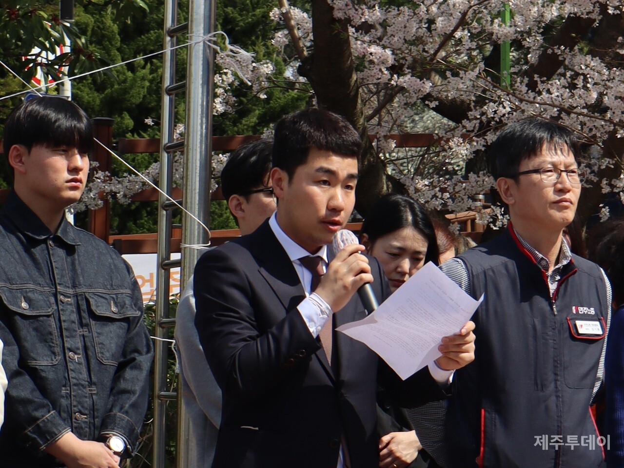 31일 오후 제주대학교 학생회관 앞 한라터에서 제주 시민사회가 기자회견을 열어 “학살자 서북청년단은 패륜적인 준동을 즉각 중단하라”고 외치고 있다. 사진은 박주영 제주대 총학생회장.(사진=조수진 기자)