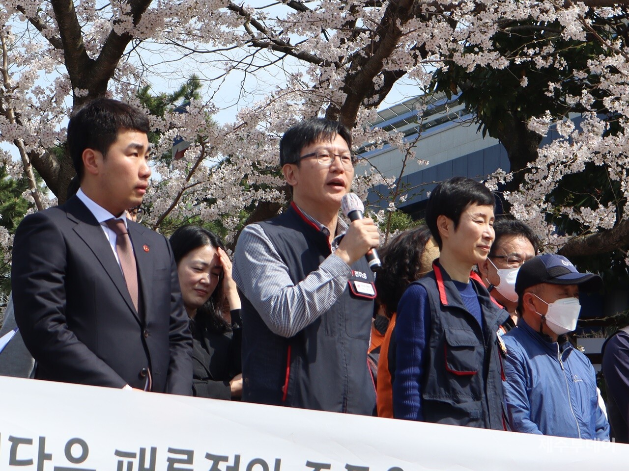 31일 오후 제주대학교 학생회관 앞 한라터에서 제주 시민사회가 기자회견을 열어 “학살자 서북청년단은 패륜적인 준동을 즉각 중단하라”고 외치고 있다. 사진은 임기환 민주노총 제주본부장. (사진=조수진 기자)