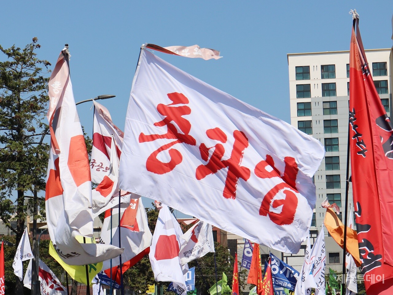 2일 오전 전국민주노동조합총연맹은 제주시청 앞에서 ‘4·3민중항쟁 75주년 정신계승 전국노동자대회’를 열었다. (사진=조수진 기자)