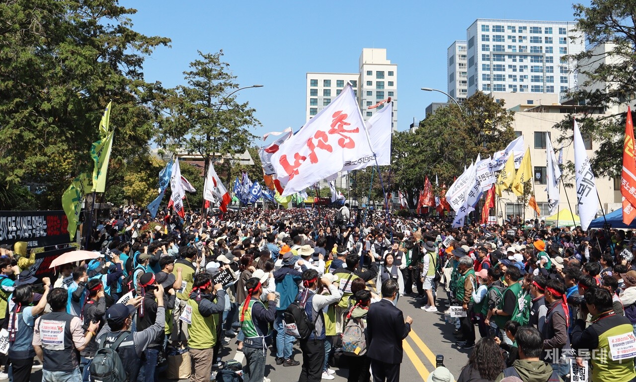 2일 오전 전국민주노동조합총연맹은 제주시청 앞에서 ‘4·3민중항쟁 75주년 정신계승 전국노동자대회’를 열었다. (사진=조수진 기자)