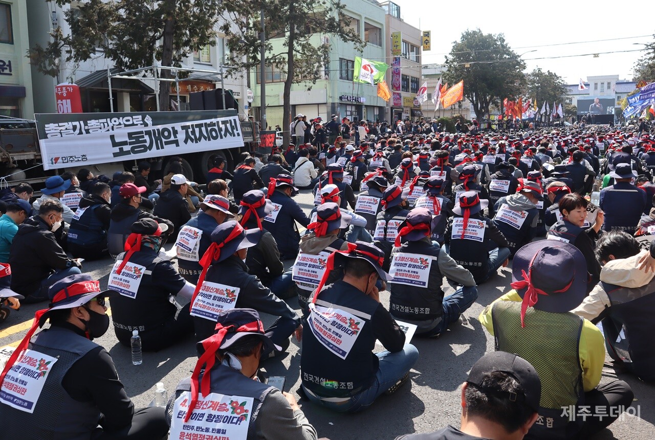 2일 오전 전국민주노동조합총연맹은 제주시청 앞에서 ‘4·3민중항쟁 75주년 정신계승 전국노동자대회’를 열었다. (사진=조수진 기자)