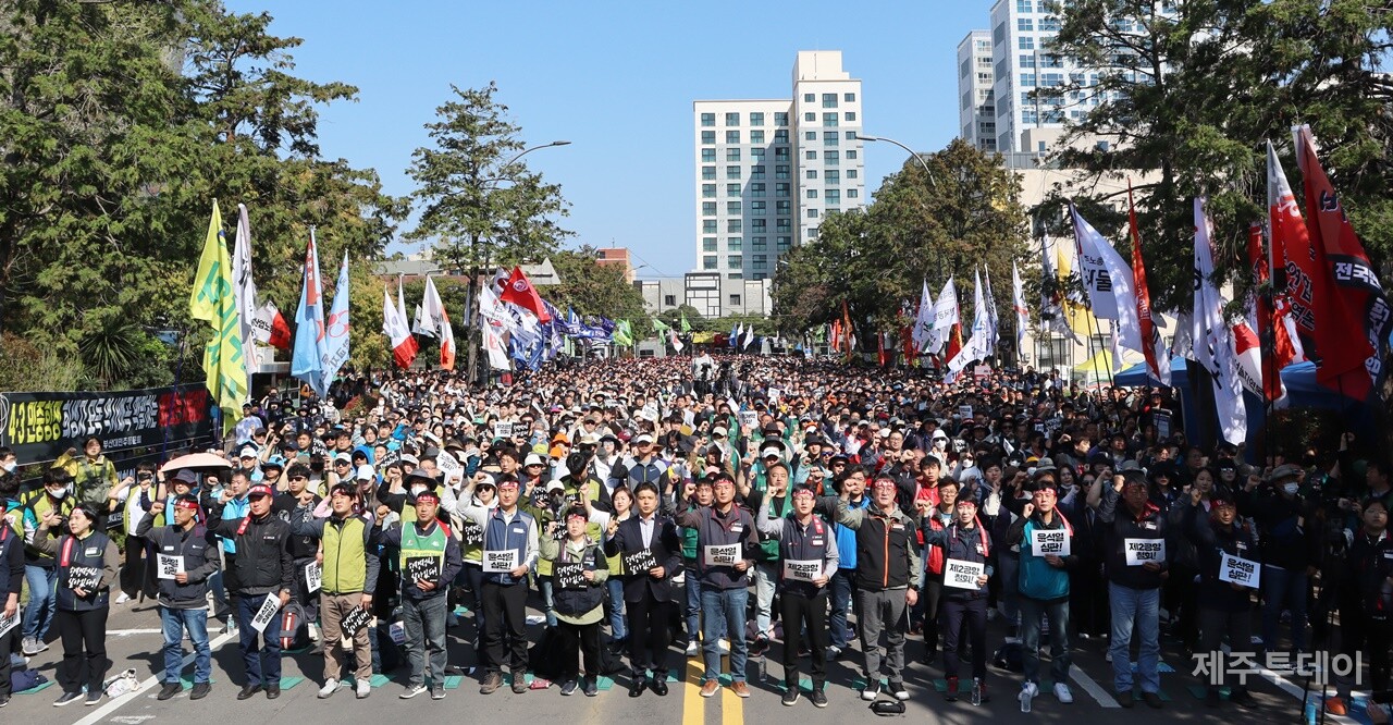 2일 오전 전국민주노동조합총연맹은 제주시청 앞에서 ‘4·3민중항쟁 75주년 정신계승 전국노동자대회’를 열었다. (사진=조수진 기자)