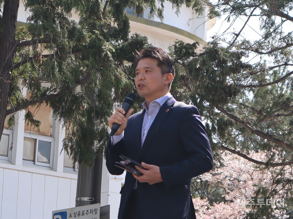 2일 오전 전국민주노동조합총연맹은 제주시청 앞에서 ‘4·3민중항쟁 75주년 정신계승 전국노동자대회’를 열었다. 사진은 양성주 제주4·3희생자유족회 부회장. (사진=조수진 기자)