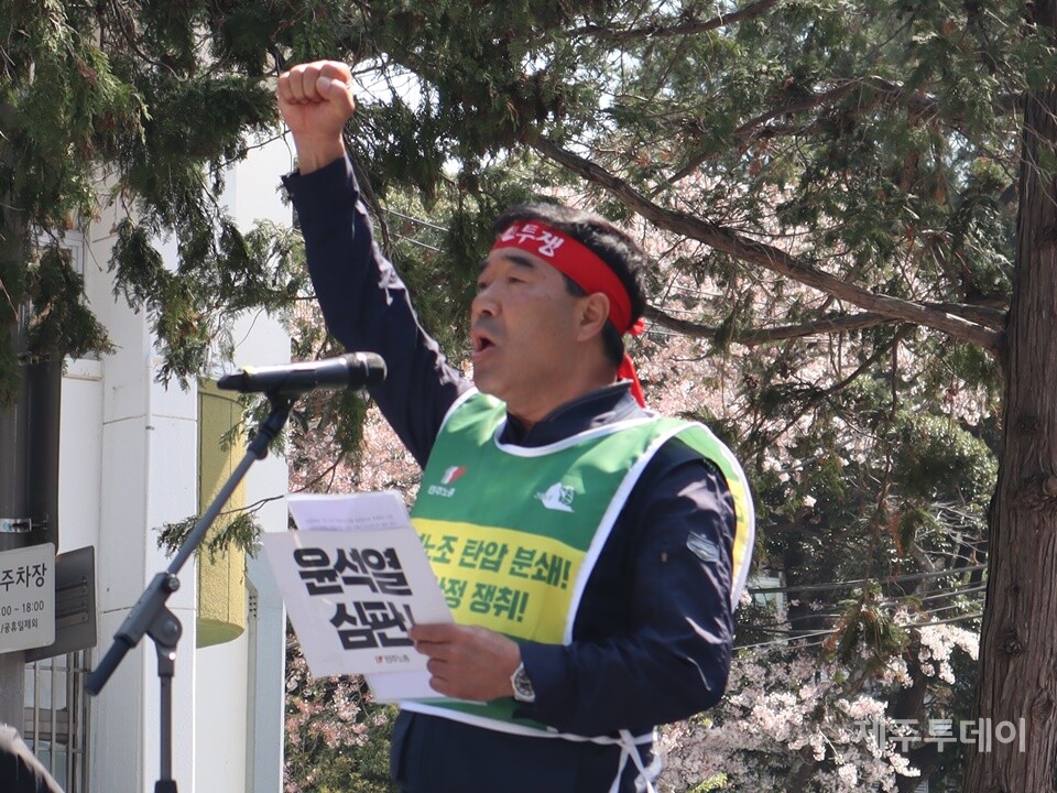 2일 오전 전국민주노동조합총연맹은 제주시청 앞에서 ‘4·3민중항쟁 75주년 정신계승 전국노동자대회’를 열었다. 사진은 장옥기 건설산업연맹 위원장. (사진=조수진 기자)