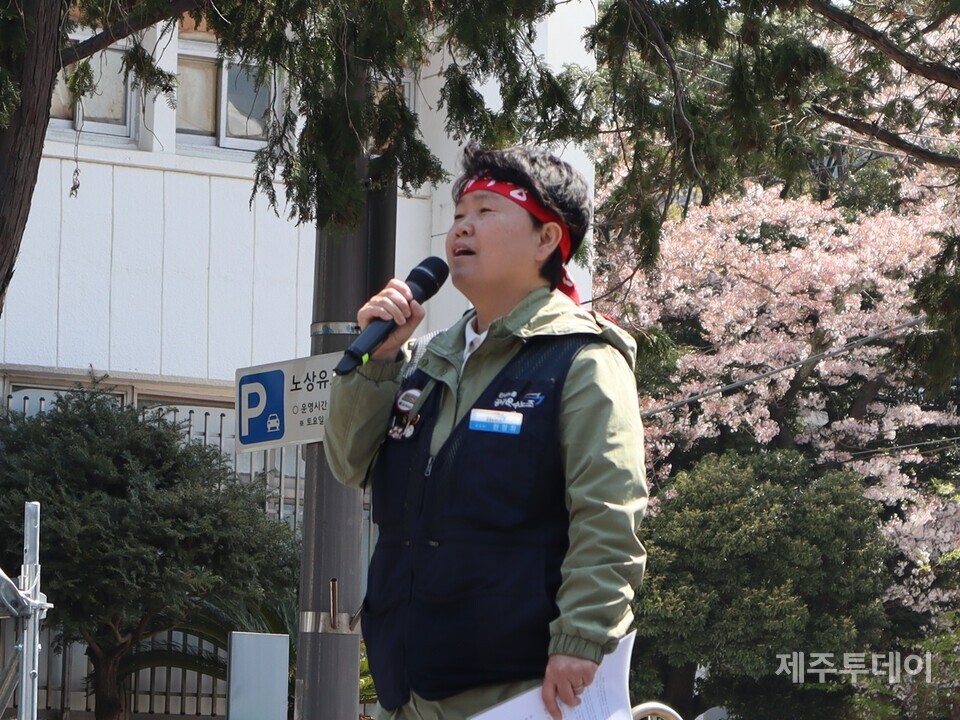 2일 오전 전국민주노동조합총연맹은 제주시청 앞에서 ‘4·3민중항쟁 75주년 정신계승 전국노동자대회’를 열었다. 사진은 현정희 공공운수노조 위원장. (사진=조수진 기자)