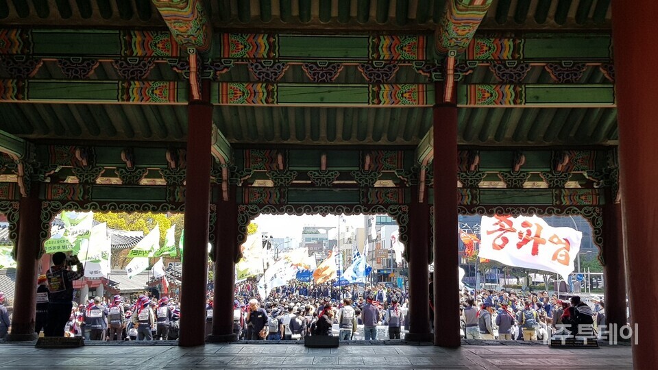 2일 오전 ‘4·3민중항쟁 75주년 정신계승 전국노동자대회’에 참여한 노동자들이 제주시청에서 관덕정까지 행진하고 있다. (사진=박성인 이사)