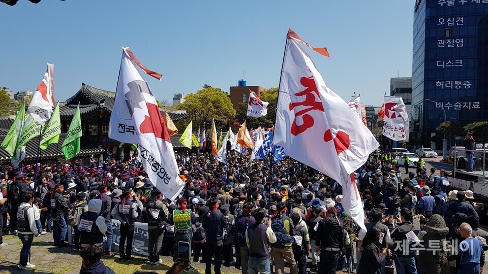 2일 오전 ‘4·3민중항쟁 75주년 정신계승 전국노동자대회’에 참여한 노동자들이 제주시청에서 행진해 관덕정 앞으로 모였다.  (사진=박성인 이사)