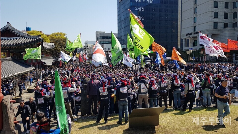 2일 오전 ‘4·3민중항쟁 75주년 정신계승 전국노동자대회’에 참여한 노동자들이 제주시청에서 행진해 관덕정 앞으로 모였다. (사진=박성인 이사)