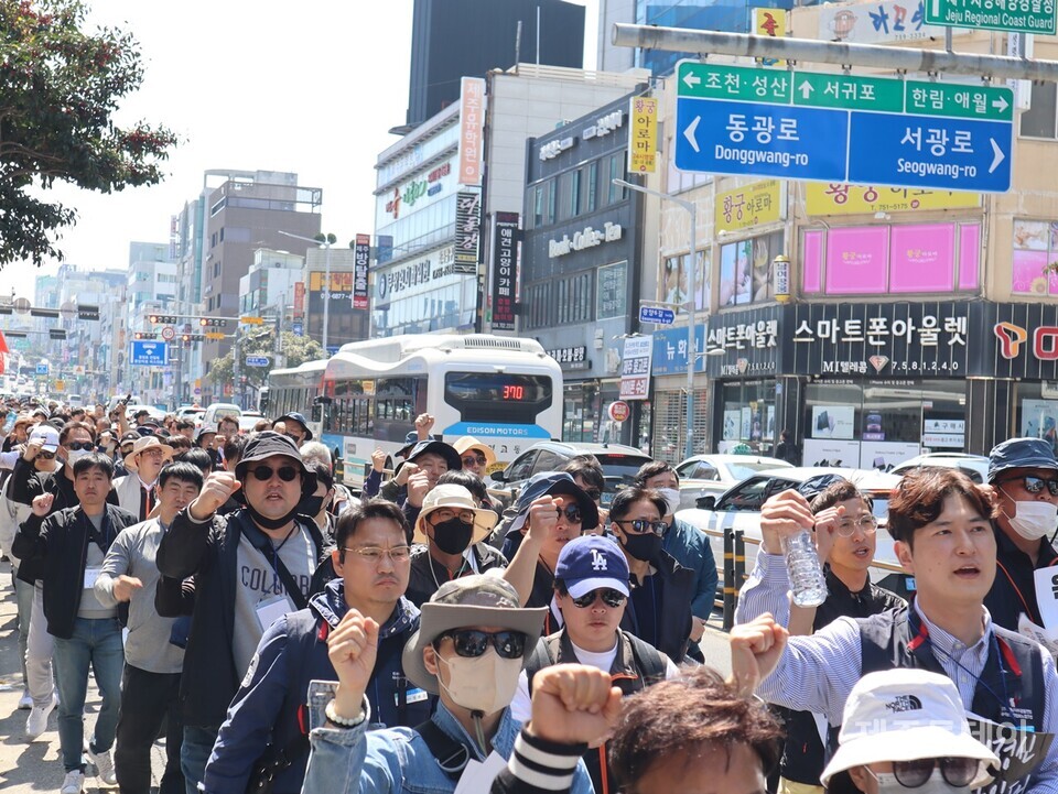 2일 오전  ‘4·3민중항쟁 75주년 정신계승 전국노동자대회’에 참여한 노동자들이 제주시청에서 관덕정까지 행진하고 있다. (사진=조수진 기자)