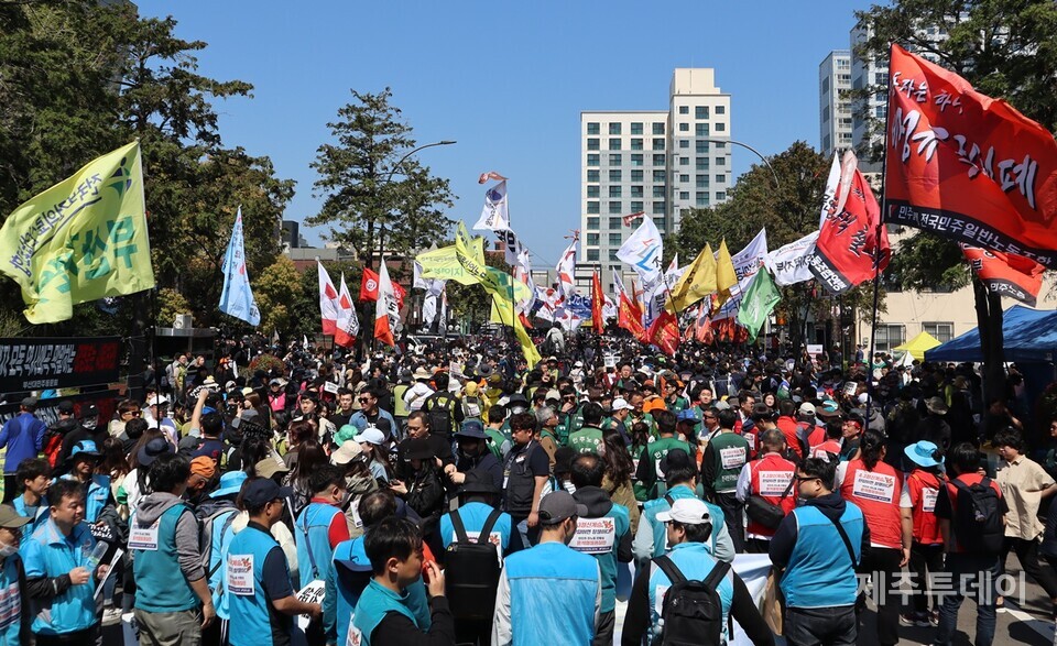 2일 오전  ‘4·3민중항쟁 75주년 정신계승 전국노동자대회’에 참여한 노동자들이 제주시청에서 관덕정까지 행진하고 있다. (사진=조수진 기자)