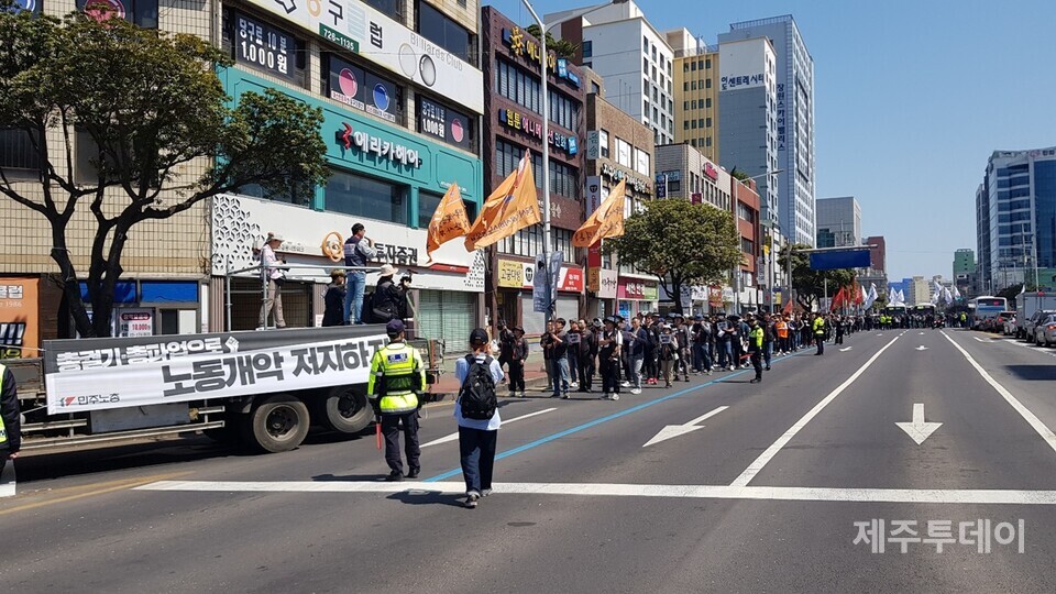 2일 오전 ‘4·3민중항쟁 75주년 정신계승 전국노동자대회’에 참여한 노동자들이 제주시청에서 관덕정까지 행진하고 있다. (사진=박성인 이사)