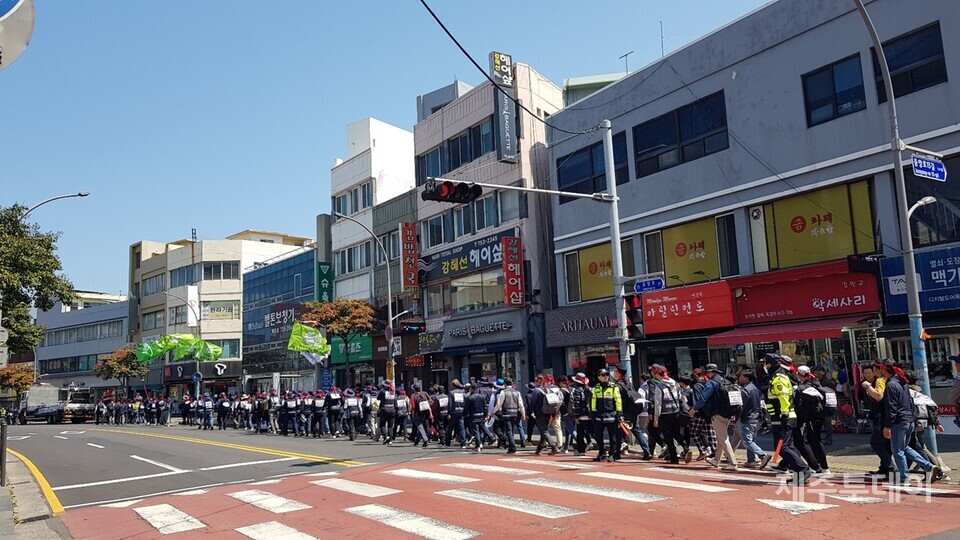 2일 오전 ‘4·3민중항쟁 75주년 정신계승 전국노동자대회’에 참여한 노동자들이 제주시청에서 관덕정까지 행진하고 있다. (사진=박성인 이사)
