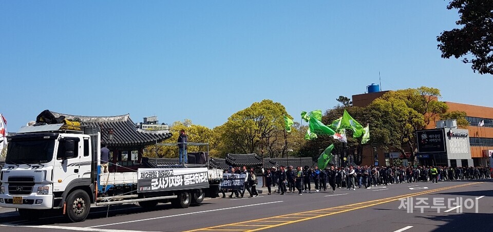 2일 오전 ‘4·3민중항쟁 75주년 정신계승 전국노동자대회’에 참여한 노동자들이 제주시청에서 관덕정까지 행진하고 있다. (사진=박성인 이사)