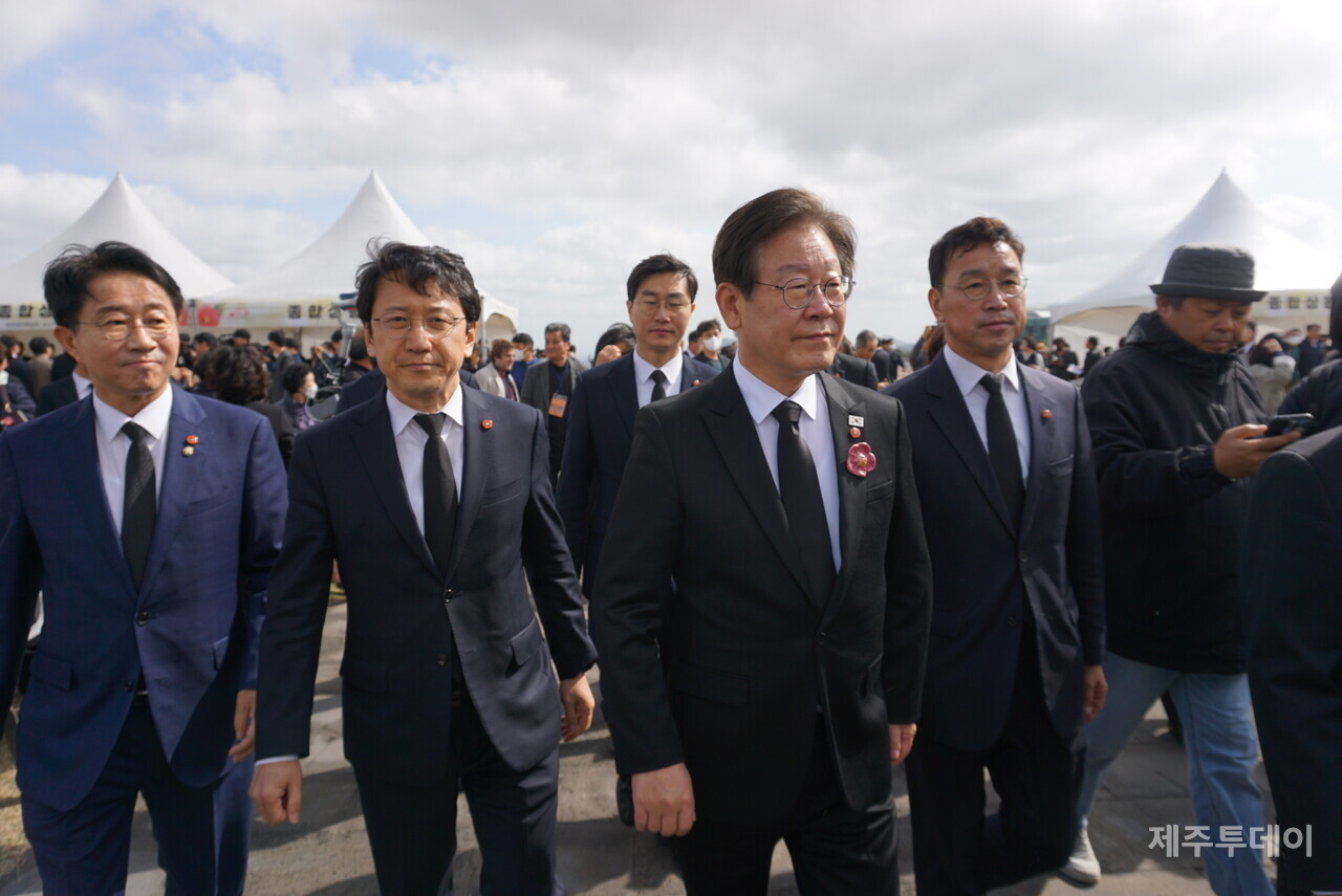 추념식 행사장으로 이동하는 민주당 지도부들. (사진=박소희 기자)