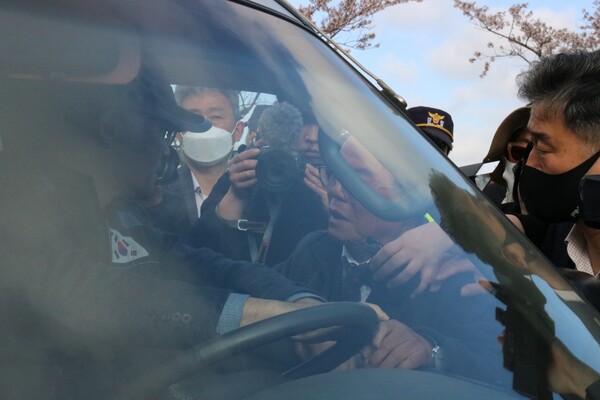 3일 오전 제주4.3평화공원에서 75주년 4.3희생자추념식이 거행되기 전, 인근 도로에서 집회를 연 자칭 '서북청년단 구국결사대'와 시민사회 및 유족들이 대치했다. 박영수 4.3유족회 감사가 중재에 나서고 있는 모습이다. (사진=박지희 기자)