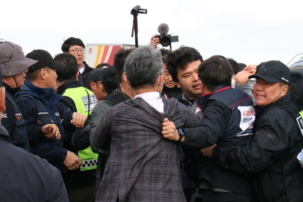 3일 오전 제주4.3평화공원에서 75주년 4.3희생자추념식이 거행되기 전, 인근 도로에서 집회를 연 자칭 '서북청년단 구국결사대'와 시민사회 및 유족들이 대치하고 있다. (사진=박지희 기자)