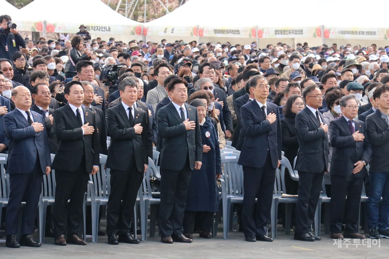 3일 오전 제75주년 4·3희생자 추념식이 제주4·3평화공원 위령제단과 추념광장에서 봉행되고 있다. (왼쪽부터)송두환 국가인권위원장, 원희룡 국토부장관, 한창섭 행안부장관 직무대행, 오영훈 제주도지사, 한덕수 국무총리, 김창범 4·3희생자유족회장. (사진=박지희 기자)