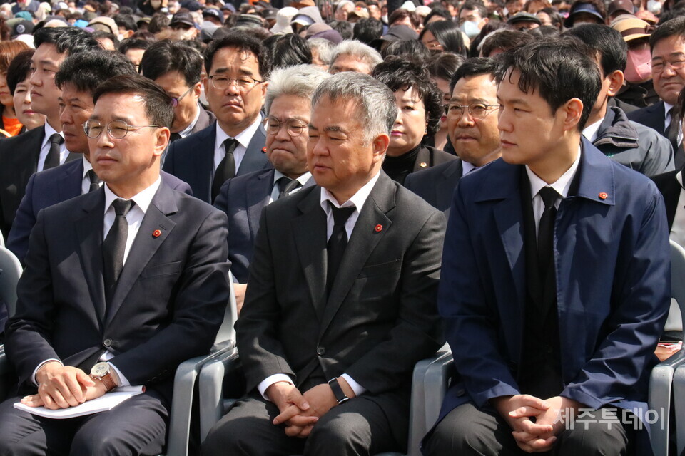 3일 오전 제75주년 4·3희생자 추념식이 제주4·3평화공원 위령제단과 추념광장에서 봉행됐다. (왼쪽부터)위성곤, 송재호, 김한규 국회의원. (사진=김재훈 기자)