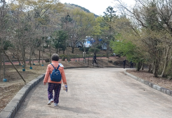 4·3평화공원을 찾은 어르신이 홀로 4·3추념식장을 향해 발걸음을 옮기고 있다.(사진=김재훈 기자)