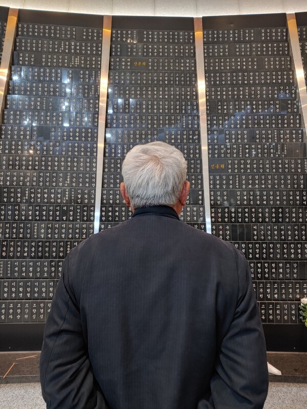 한 4·3 유족이 위패봉안실에서 가족의 이름을 바라보고 있다.(사진=김재훈 기자)