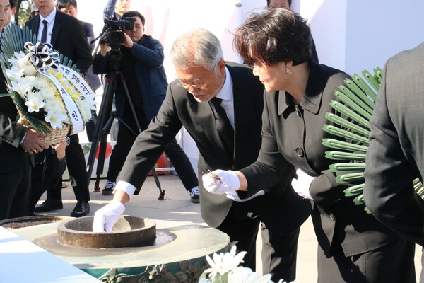 제75주년 제주4·3희생자 추념일인 3일 오후 제주시 봉개동 제주4·3평화공원을 찾은 문재인 전 대통령과 김정숙 여사가 헌화를 하고 있다. (사진=박지희 기자)