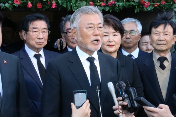 문재인 전 대통령이 제75주년 제주4·3희생자 추념일인 3일 오후 제주시 봉개동 제주4·3평화공원을 찾아 참배한 뒤 취재진들과 인터뷰를 하고 있다.  (사진=박지희 기자)