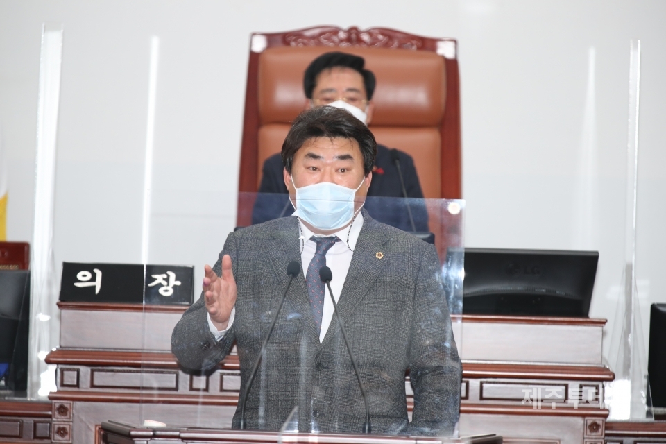 지난 2020년 12월 23일 오후 제주도의회 임시회 제390회 2차 본회의에서 강충룡 의원이 학생인권조례 제정 안건 표결에 앞서 반대 토론을 하고 있다. (사진=제주도의회 제공)