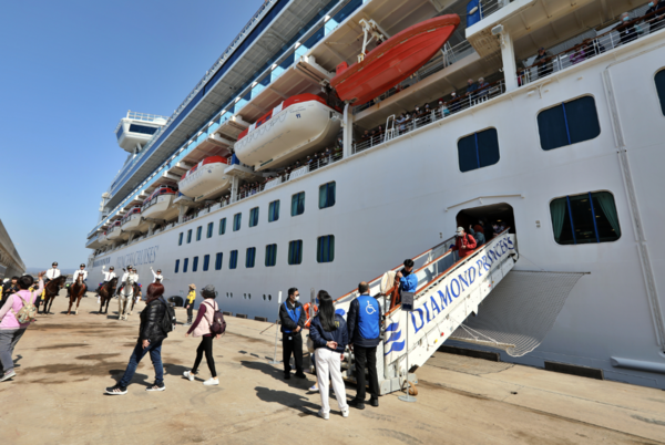 제주도 자치경찰단 기마대가 강정 민군복합항에서 크루즈 관광객들을 맞이하고 있다.(사진=제주특별자치도 제공)