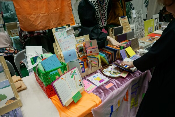 지난 8일부터 9일까지 한라체육관에서 열린 '2023 제주북페어'. 다양한 판형의 책을 선보이는 참여팀.  (사진=요행)