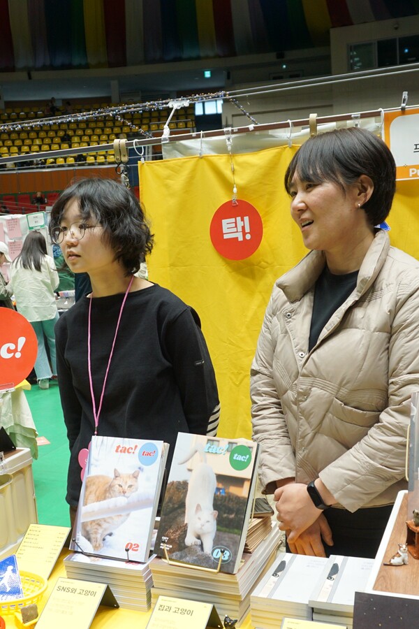 지난 8일부터 9일까지 한라체육관에서 열린 '2023 제주북페어'에 참여한 매거진 '탁!!' 대표 포도(오른쪽)와 객원편집장 무무. (사진=요행)