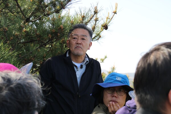 지난 9일 '제주기후평화행진 : 성산편'이 진행된 가운데, 제2공항 후보지가 한 눈에 보이는 서귀포시 성산읍 신산리 소재 독자봉 정산에서 발언하고 있다. (사진=박지희 기자)
