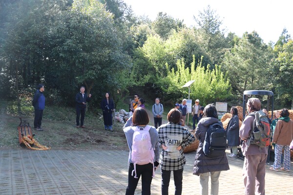 지난 9일 '제주기후평화행진 : 성산편'이 진행된 가운데, 서귀포시 성산읍 신산리 소재 독자봉을 오르기 전 모여 있다. 