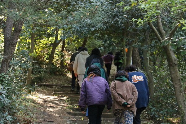 지난 9일 '제주기후평화행진 : 성산편'이 진행된 가운데, 참여자들이 서귀포시 성산읍 신산리 소재 독자봉을 오르고 있다. (사진=박지희 기자)