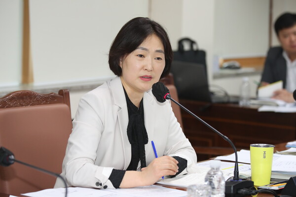 강하영(국민의힘, 비례대표) 의원은 18일 열린 제415회 제주도의회 보건복지위원회 1차 회의에서 질의하고 있다. (사진=제주도의회 제공)