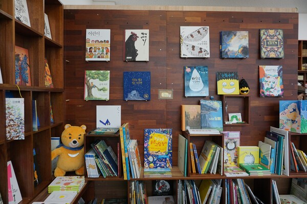 제주관광대에 위치한 노란우산 2호점. 그림책은 어린이들에게 인기만점이다.(사진=요행)