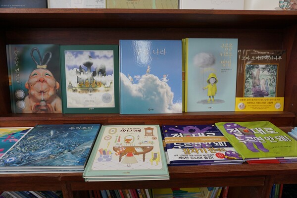 제주관광대에 위치한 노란우산 2호점. 어린이와 어른이 두루 좋아할 만한 그림책들. (사진=요행)
