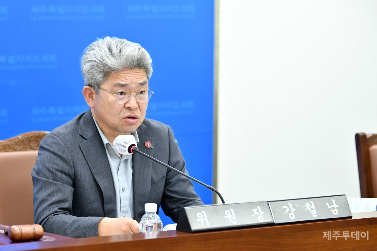 20일, 제주도의회 제415회 행정차지위원회 제2차 회의에서 질의하고 있는 강철남 위원장(사진=제주도의회)