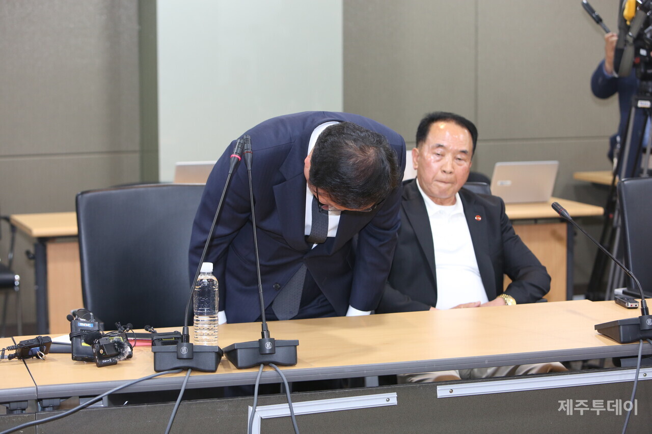 20일 오후 김재원 최고위원이 제주4·3평화기념관 4층 대회의실에서 열린 단체와 유족 등 면담 자리에서 머리를 숙여 사과하고 있다. (사진=조수진 기자)